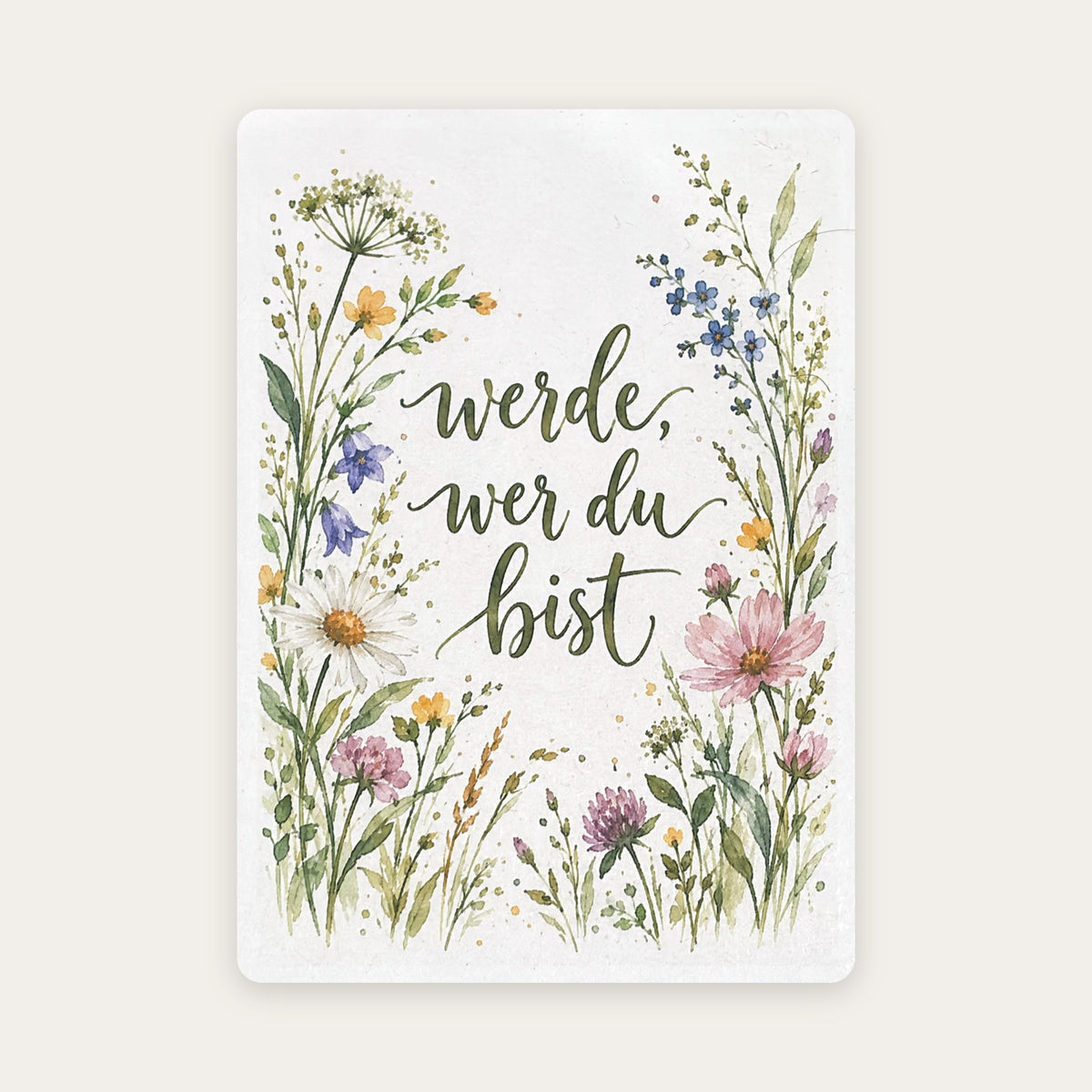 Postkarte „werde, wer du bist“ in grüner Handschrift, umrahmt von Wildblumen im Aquarell-Look