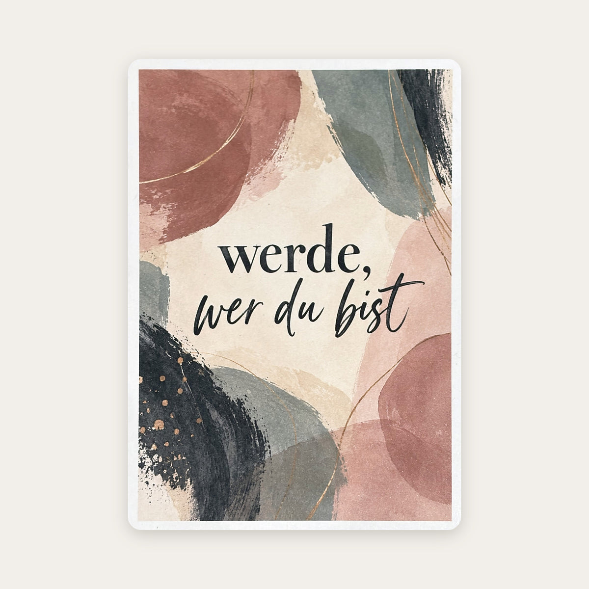 Postkarte „werde, wer du bist“ mit Aquarellflächen in Terrakotta, Altrosa, Salbeigrün und Dunkelblau und goldfarbenen Linien