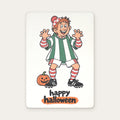 Postkarte „Happy Halloween“: Fußballfan mit rot-weißer Mütze, Ärmeln und Stutzen im grün-weiß gestreiften Kostüm, Kürbis, auf weißem Karton