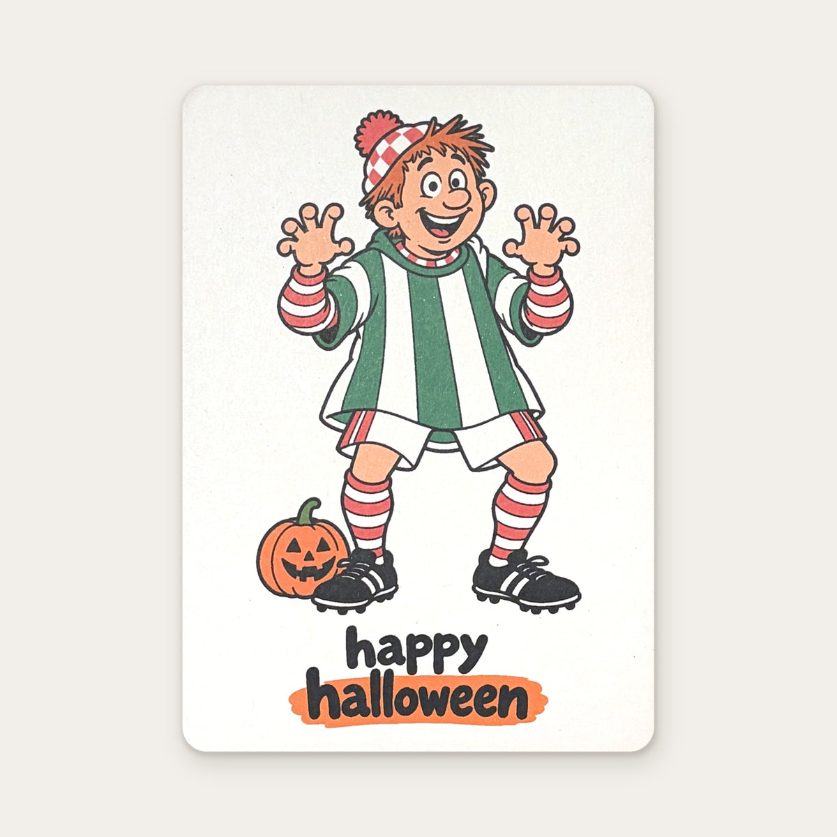 Postkarte „Happy Halloween“: Fußballfan mit rot-weißer Mütze, Ärmeln und Stutzen im grün-weiß gestreiften Kostüm, Kürbis, auf weißem Karton