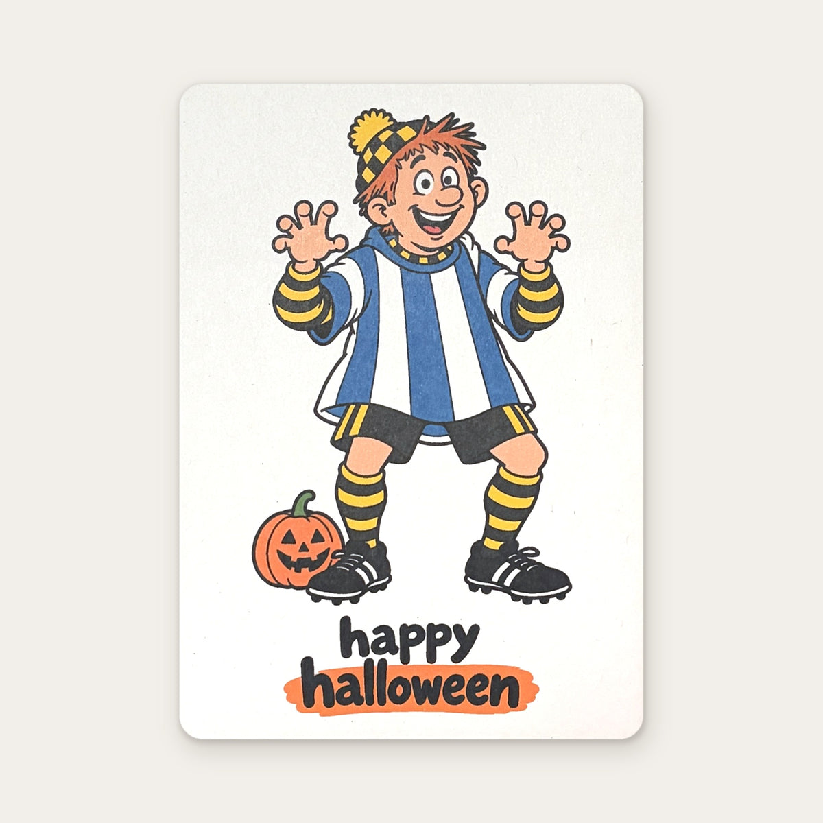 Postkarte „Happy Halloween“: Fußballfan mit gelb-schwarzer Mütze, Ärmeln und Stutzen im blau-weiß gestreiften Kostüm, Kürbis, auf weißem Karton
