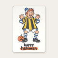 Postkarte „Happy Halloween“: Fußballfan mit blau-weißer Mütze, Ärmeln und Stutzen im gelb-schwarz gestreiften Kostüm, Kürbis, auf weißem Karton