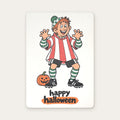 Postkarte „Happy Halloween“: Fußballfan mit grün-weißer Mütze, Ärmeln und Stutzen im rot-weiß gestreiften Kostüm, Kürbis, auf weißem Karton