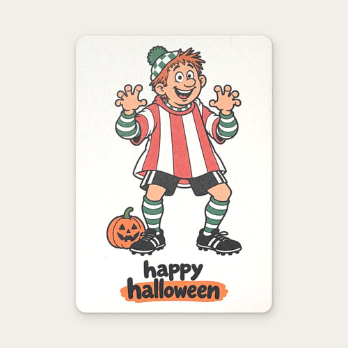 Postkarte „Happy Halloween“: Fußballfan mit grün-weißer Mütze, Ärmeln und Stutzen im rot-weiß gestreiften Kostüm, Kürbis, auf weißem Karton