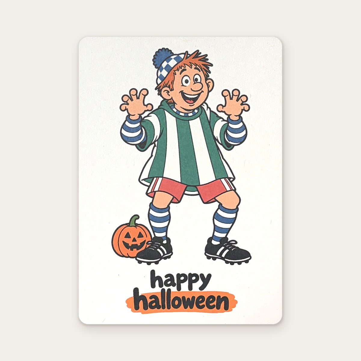 Postkarte „Happy Halloween“: Fußballfan mit blau-weißer Mütze, Ärmeln und Stutzen und roter Hose im grün-weiß gestreiften Kostüm, Kürbis, auf weißem Karton