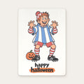 Postkarte „Happy Halloween“: Fußballfan mit rot-weißer Mütze, Ärmeln und Stutzen im hellblau-weiß gestreiften Kostüm, Kürbis, auf weißem Karton